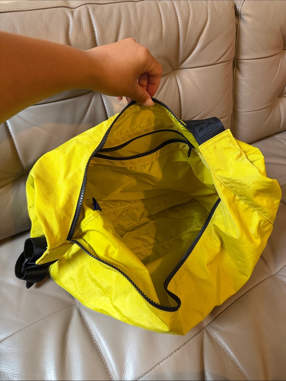 Baggu Large Crossbody Shoulder Bag - Picture 3 of 5